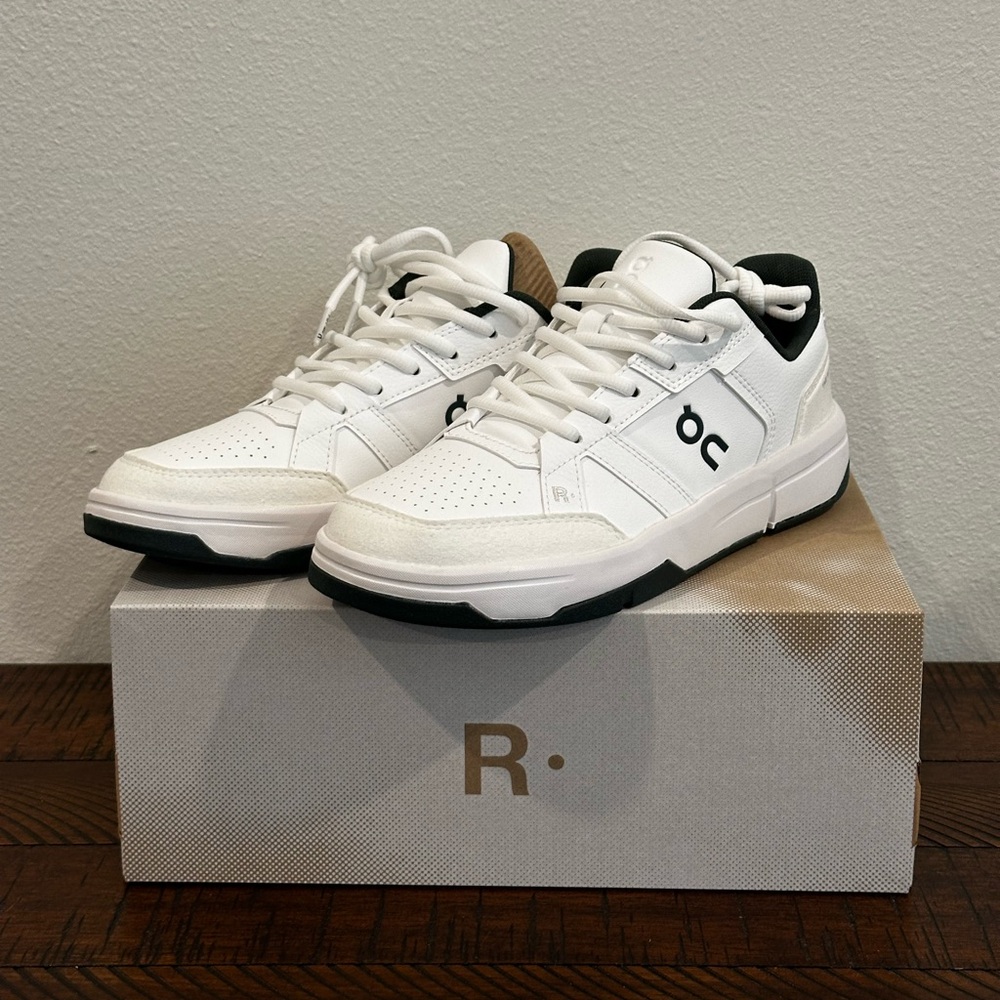 ON Running Women's sneaker THE ROGER Clubhouse White and Evergreen Size 8.5 W
